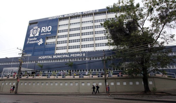 A Prefeitura do Rio de Janeiro publicou, no Diário Oficial do Município, 12 decretos que têm como objetivo aprimorar a fiscalização dos contratos firmados pelo Município com Organizações Sociais (OSs); entre as medidas, destacam-se a certificação em boa gestão, a criação do cargo de analista de contratos e convênios, o combate ao nepotismo, além da criação de mecanismos para evitar a prática de sobrepreço; todos os decretos entram em vigor a partir da data de publicação