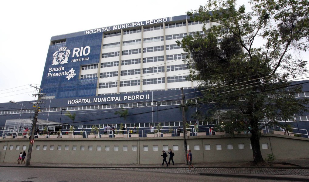 A Prefeitura do Rio de Janeiro publicou, no Diário Oficial do Município, 12 decretos que têm como objetivo aprimorar a fiscalização dos contratos firmados pelo Município com Organizações Sociais (OSs); entre as medidas, destacam-se a certificação em boa gestão, a criação do cargo de analista de contratos e convênios, o combate ao nepotismo, além da criação de mecanismos para evitar a prática de sobrepreço; todos os decretos entram em vigor a partir da data de publicação