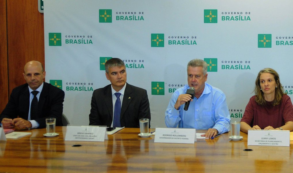 No relatório de gestão fiscal divulgado pelo governo do Distrito Federal ficou constado que medidas como cortes de despesas, propostas para o aumento de receitas e reestruturação da máquina pública fizeram o executivo ficar abaixo do limite máximo da LRF — 49%; o terceiro quadrimestre de 2015 foi encerrado com 46,78% da receita corrente líquida comprometida com o pagamento de pessoal, mas acima do limite prudencial (46,55%); no quadrimestre anterior, o dispêndio havia ficado em 50,8%; a volta aos limites toleráveis da LRF evita o travamento de várias ações da máquina pública; foto da esq. para a dir.: Secretário de Fazenda, Pedro Meneguetti; chefe da Casa Civil, Sérgio Sampaio; governador Rodrigo Rollemberg; e a secretária de Planejamento, Orçamento e Gestão, Leany Lemos