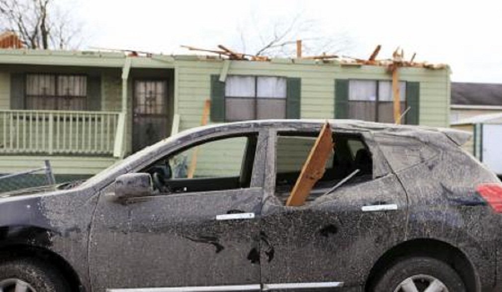 Danos causados por tornado em Birmingham, no Alabama. 26/12/2015. REUTERS/Marvin Gentry