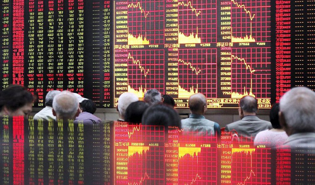 Principal praça financeira da China, fechou em queda de mais de 6%, para 2.783,55 pontos, no dia em que o Banco Central chinês injetou 62 bilhões de euros no sistema financeiro; desde o início do ano, o Índice Composite de Xangai desvalorizou cerca de 25% e vale hoje quase metade do pico de 5.166,35 pontos atingido no verão passado, após uma valorização de 150% em 12 meses