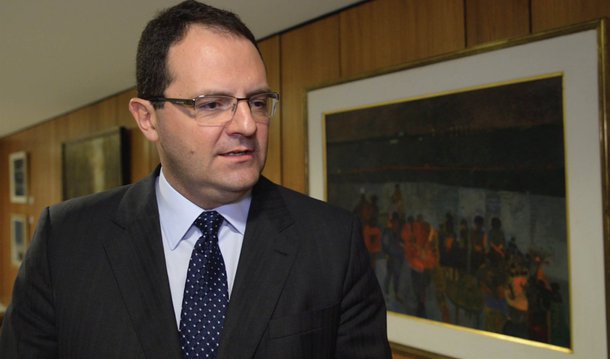 Ministro da Fazenda disse a jornalistas em Davos que a proposta de usar o Fundo como garantia para empréstimo consignado foi apresentada ao governo no ano passado, mas que o governo pediu mais detalhes às instituições financeiras; "Não tem uma decisão ainda", disse Nelson Barbosa, ressaltando que é preciso confirmar em quanto a taxa de juros seria reduzida e qual seria o impacto no FGTS