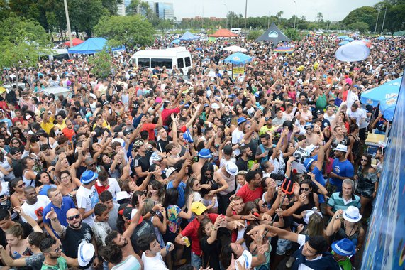 A chuva intensa que caiu neste sábado 23 no centro de Brasília não atrapalhou, mas atrasou a concentração de foliões atraídos pelo Bloco Suvaco da Asa, tradicional na abertura do carnaval de rua na capital; o mau tempo e a mudança de trajeto do bloco este ano não desanimaram os milhares de foliões que chegavam aos poucos de todas as partes da cidade à sede da Fundação Fundação Nacional de Artes (Funarte), no Eixo Monumental