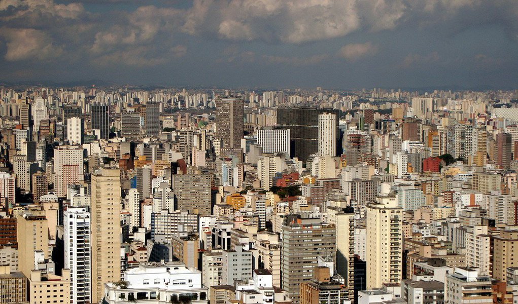 Índice Geral de Preços-Mercado (IGP-M) subiu 0,49% em dezembro, desacelerando na comparação com o avanço de 1,52% apurado em novembro, e encerrou 2015 com alta acumulada de 10,54%; resultado foi bem maior que o avanço de 3,69% verificado no ano anterior, informou a Fundação Getúlio Vargas (FGV)