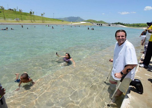 Prefeitura do Rio de Janeiro planeja emprestar ao Governo do Estado cerca de R$ 100 milhões para socorrer os hospitais Albert Schweitzer e Rocha Faria, na Zona Oeste da capital; nesta terça-feira (22), o governador Luiz Fernando Pezão havia informado que o estado precisa de R$ 350 milhões para normalizar o atendimento em todas as unidades de saúde; crise financeira levou parte das emergências a atender apenas os casos graves e os pacientes já internados