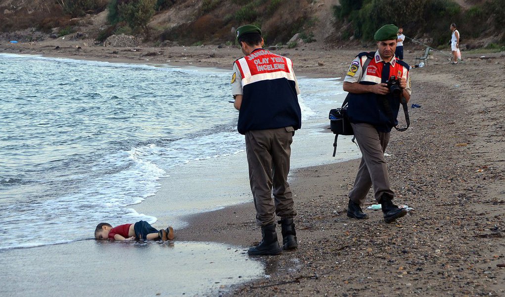 Uma criança de 2 anos morreu afogada, na costa grega, após o naufrágio de uma embarcação que transportava migrantes desde a Turquia. Foi a primeira morte de migrantes, em 2016, no Mar Egeu, informou ontem a Guarda Costeira da Grécia; o caso lembra o do menino sírio Aylan, que, em 2015, chocou o mundo