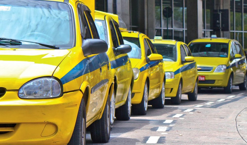 As tarifas do serviço de táxi no Rio terão reajuste de 10,5% no próximo sábado (2); no cálculo do aumento foi usada a inflação oficial dos últimos 12 meses, que ficou em 10,48%; a bandeirada do táxi convencional passará para R$ 5,40 e a hora parada, R$ 28,98; o quilômetro rodado custará R$ 2,30; para táxi executivo, a bandeirada será R$ 7 e a hora parada, R$ 50,40. O quilômetro rodado vai para R$ 4,00