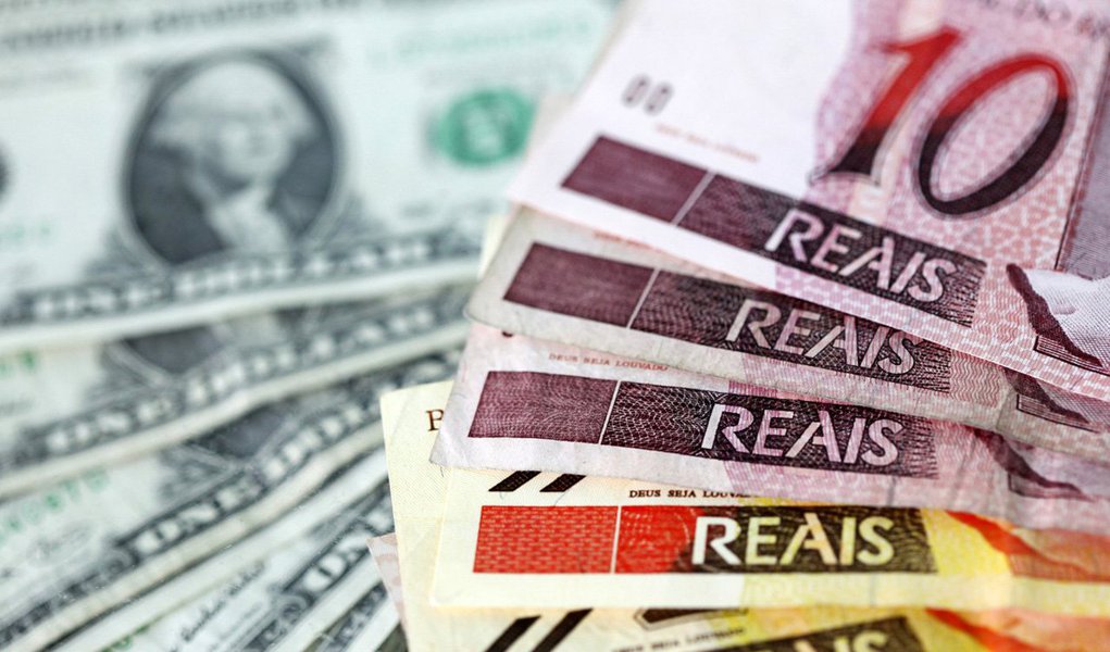 Projeção do saldo negativo das transações correntes, que são as compras e vendas de mercadorias e serviços e as transferências de renda do país com o mundo, foi divulgada pelo Banco Central (BC); estimativa para este ano é US$ 62 bilhões ou 3,48% do PIB