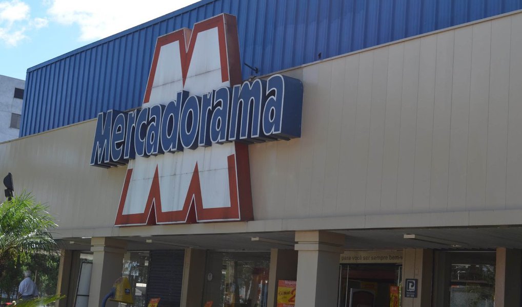 A rede de varejo Wal-Mart anunciou o fechamento de parte de suas lojas das bandeiras “Mercadorama” e “Big” em Curitiba e municípios do interior; pelo menos oito lojas deixam de funcionar; a Wal-Mart é uma multinacional dos Estados Unidos; em todo o paós foram fechadas cerca de 30 lojas