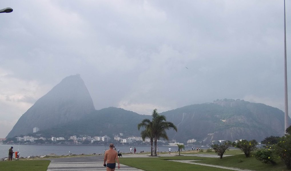 A chegada de uma frente fria no Rio de Janeiro na tarde desta sexta-feira (1º) deixou o céu parcialmente nublado a nublado e pode reduzir as temperaturas nos próximos dias; de acordo com o Sistema Alerta Rio da Prefeitura, deste sábado (2) até terça-feira (5) a temperatura vai variar entre 19º e 36; aA previsão no período é de tempo nublado a parcialmente nublado com chuva fraca a moderada e isolada no fim de semana; para os dois primeiros dias da semana que vem não há expectativa de chuva