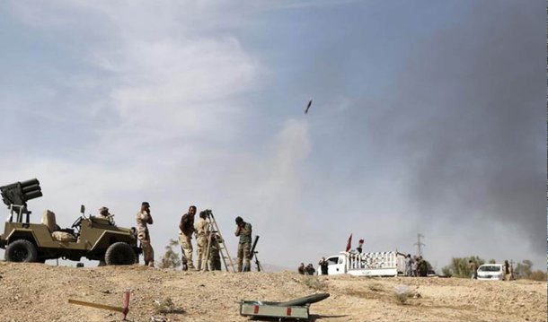 Ataques aéreos contra instalações petrolíferas do Estado Islâmico realizados por uma coalizão liderada pelos Estados Unidos resultaram em um corte de cerca de 30 por cento nas receitas de petróleo do grupo militante desde outubro, afirmou nesta quarta-feira um porta-voz da coalizão; tal esforço tem contabilizado até agora 65 ataques aéreos, afirmou em entrevista coletiva o coronel Steve Warren, porta-voz em Bagdá para a campanha liderada pelos Estados Unidos; antes da campanha, o Estado Islâmico produzia 45.000 barris de petróleo por dia, agora, produz cerca de 34 mil barris por dia, afirmou Warren