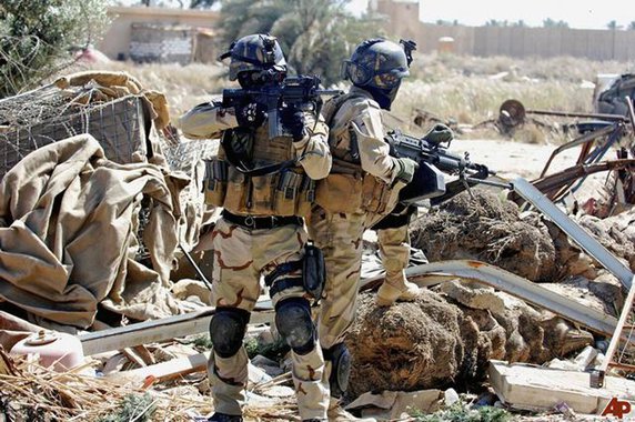 Forças iraquianas cercaram completamente o complexo governamental em Ramadi, a última fortaleza do Estado Islâmico na cidade; "Nós estamos retirando bombas das ruas e prédios em torno do complexo em preparação para a invasão. Esperamos fazê-lo daqui a cerca de uma hora", afirmou o porta-voz do comando de operações conjuntas, Yahya Rasool; recaptura de Ramadi, que caiu nas mãos dos militantes do Estado Islâmico em maio, seria uma das vitórias mais significativas para as Forças Armadas Iraquianas desde que o EI ocupou um terço do país em 2014