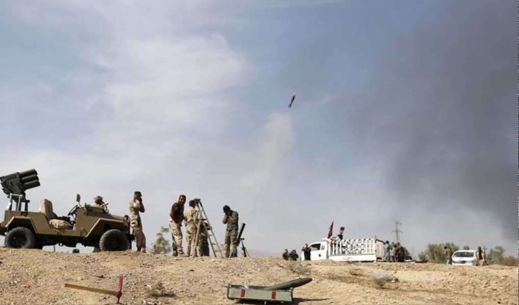 Ataques aéreos contra instalações petrolíferas do Estado Islâmico realizados por uma coalizão liderada pelos Estados Unidos resultaram em um corte de cerca de 30 por cento nas receitas de petróleo do grupo militante desde outubro, afirmou nesta quarta-feira um porta-voz da coalizão; tal esforço tem contabilizado até agora 65 ataques aéreos, afirmou em entrevista coletiva o coronel Steve Warren, porta-voz em Bagdá para a campanha liderada pelos Estados Unidos; antes da campanha, o Estado Islâmico produzia 45.000 barris de petróleo por dia, agora, produz cerca de 34 mil barris por dia, afirmou Warren