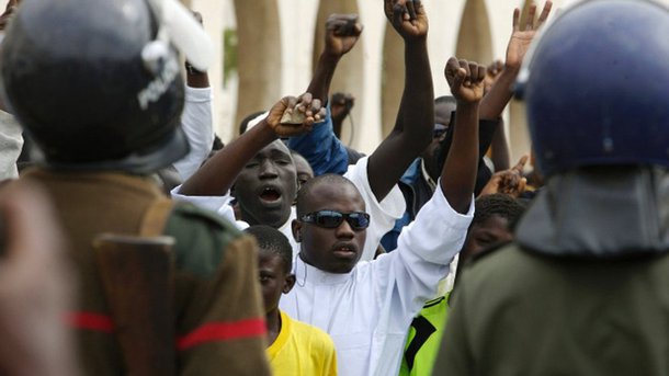 Polícia do Senegal deteve 11 pessoas por terem participado de uma cerimônia simbólica que representava um casamento entre pessoas do mesmo sexo; segundo a mídia local, os fatos ocorreram na sexta-feira (25) em uma escola de Kaolack, 200 quilômetros a sul de Dakar, quando a polícia interrompeu o ato de união de dois homens e apreendeu os anéis de casamento e outros objetos não especificados; Código Penal do Senegal prevê penas de prisão de até cinco anos e multas até US$ 3 mil a quem praticar atos "impróprios ou antinaturais com uma pessoa do mesmo sexo"