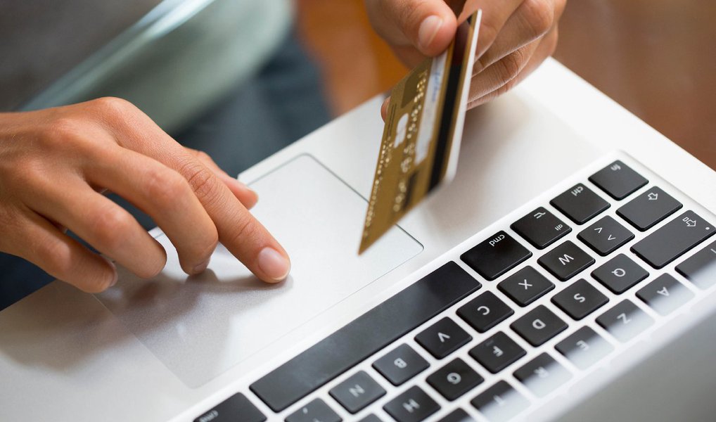 A partir desta sexta-feira, 1º, os impostos estaduais das mercadorias compradas pela internet passam a ser repartidos entre os estados de origem e de destino do produto; estado de destino da mercadoria ficará com 40% do diferencial de alíquotas (parcela do imposto que ele tem direito a receber); e o estado de origem, com 60%; e a partir de 2019, o diferencial será integralmente cobrado pelo estado de destino