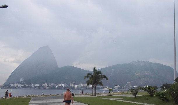 A chegada de uma frente fria no Rio de Janeiro na tarde desta sexta-feira (1º) deixou o céu parcialmente nublado a nublado e pode reduzir as temperaturas nos próximos dias; de acordo com o Sistema Alerta Rio da Prefeitura, deste sábado (2) até terça-feira (5) a temperatura vai variar entre 19º e 36; aA previsão no período é de tempo nublado a parcialmente nublado com chuva fraca a moderada e isolada no fim de semana; para os dois primeiros dias da semana que vem não há expectativa de chuva
