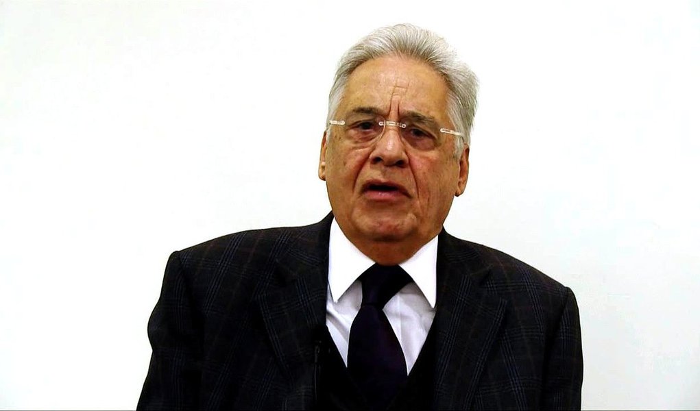 O jornalista Luiz Carlos Azenha questiona, em texto publicado no Viomundo, "como explicar que o Instituto FHC foi autorizado a captar mais R$ 6,2 milhões pela Lei Rouanet, em 2014, para digitalizar seu acervo?"; "Vai ver que é o motivo para FHC não ter comparecido às manifestações pró-impeachment", ironiza ele, que faz uma ampla explicação sobre como funciona a Lei Rouanet; ainda assim, ele ressalta que "o certo é que o antipetismo carrega uma dose tão grande de ódio de classe que bloqueia o raciocínio, impede a análise dos fatos como eles são e transforma teorias conspiratórias em “verdades absolutas”, de tanto que são repetidas"