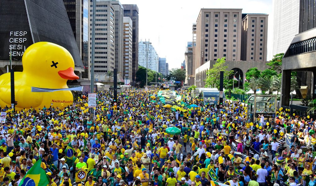 Em artigo publicado no Brasil Debate, Róber Ávila e João Batista Conceição, contestam a tese de que a tributação da elite é alta no País; "Os 71.440 brasileiros mais ricos declaram deduções na ordem de R$ 100,1 milhões com dependentes, R$ 82,5 milhões com instrução e R$ 804,2 milhões em despesas médicas. No total, os abatimentos representaram uma média de R$ 13,8 mil por indivíduo. Desses mais ricos, 51.419 são os recebedores de lucros e declararam um patrimônio total de R$ 1,1 trilhão"; leia a íntegra