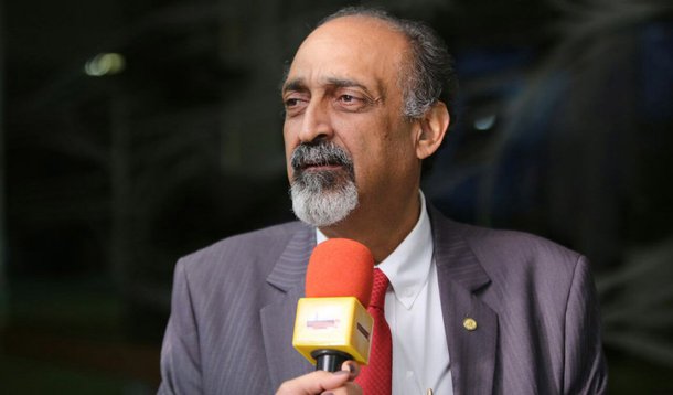 O secretário de Estado de Direitos Humanos do Rio, Ezequiel Teixeira, recebeu quatro jovens agredidos por policiais militares da UPP das comunidades da Coroa, Fallet e Fogueteiro, em Santa Teresa, centro do Rio,  na madrugada do dia 25, quando retornavam de uma festa no Morro Santo Amaro, no Catete, zona sul; os rapazes, na faixa etária de 13 a 23 anos, estavam em motos, sem capacete, e foram parados em uma blitz por oito PMs, aos quais acusam de tortura, roubo, humilhação e ameaça