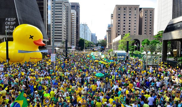 Em artigo publicado no Brasil Debate, Róber Ávila e João Batista Conceição, contestam a tese de que a tributação da elite é alta no País; "Os 71.440 brasileiros mais ricos declaram deduções na ordem de R$ 100,1 milhões com dependentes, R$ 82,5 milhões com instrução e R$ 804,2 milhões em despesas médicas. No total, os abatimentos representaram uma média de R$ 13,8 mil por indivíduo. Desses mais ricos, 51.419 são os recebedores de lucros e declararam um patrimônio total de R$ 1,1 trilhão"; leia a íntegra