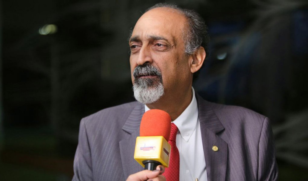 O secretário de Estado de Direitos Humanos do Rio, Ezequiel Teixeira, recebeu quatro jovens agredidos por policiais militares da UPP das comunidades da Coroa, Fallet e Fogueteiro, em Santa Teresa, centro do Rio,  na madrugada do dia 25, quando retornavam de uma festa no Morro Santo Amaro, no Catete, zona sul; os rapazes, na faixa etária de 13 a 23 anos, estavam em motos, sem capacete, e foram parados em uma blitz por oito PMs, aos quais acusam de tortura, roubo, humilhação e ameaça