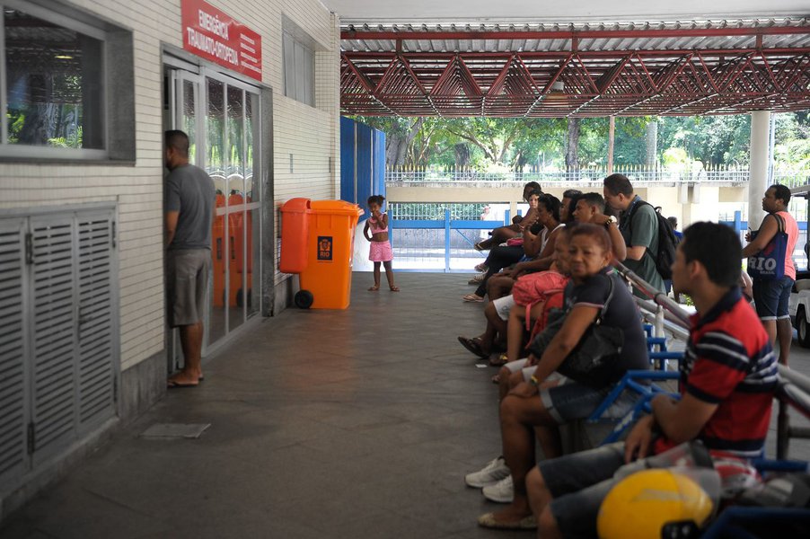 Após a decretação de estado de emergência e da oferta de ajuda federal e do município para a saúde, a rotina de atendimento nos hospitais do Rio começa a retornar à normalidade nesta sexta-feira; ao todo, a saúde do Rio de Janeiro vai receber, nas próximas semanas, R$ 100 milhões por meio de convênio firmado com a prefeitura da capital; R$ 135 milhões do Ministério da Saúde, divididos em três parcelas; e R$ 152 milhões de receita provenientes do Imposto sobre Circulação de Mercadorias e Serviços (ICMS)