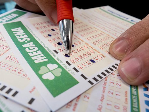 A Mega-Sena da Virada vai sortear R$ 280 milhões na quinta-feira (31), no último sorteio do ano; as apostas podem ser feitas em todas as casas lotéricas do país até o dia da apuração; o prêmio não vai acumular; se ninguém acertar as seis dezenas, o valor será dividido entre as pessoas que acertarem cinco dezenas (quina); a aposta mínima custa R$ 3,50, e a probabilidade de um apostador acertar as seis dezenas é uma em 50 milhões; também serão aceitas as tradicionais apostas em grupo, os chamados bolões, cuja aposta mínima custa R$ 10