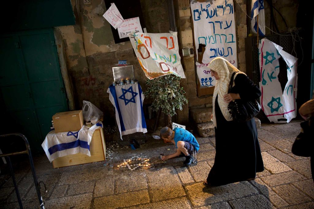 Forças de segurança israelenses mataram dois palestinos após eles esfaquearem três pessoas em Jerusalém; onda de violência na Cisjordânia, que começou há cerca de três meses; "Policiais paramilitares da fronteira viram terroristas armados com facas atacando um homem", disse a porta-voz da polícia Luba Samri; "Eles atiraram em direção aos terroristas para neutralizá-los", completou