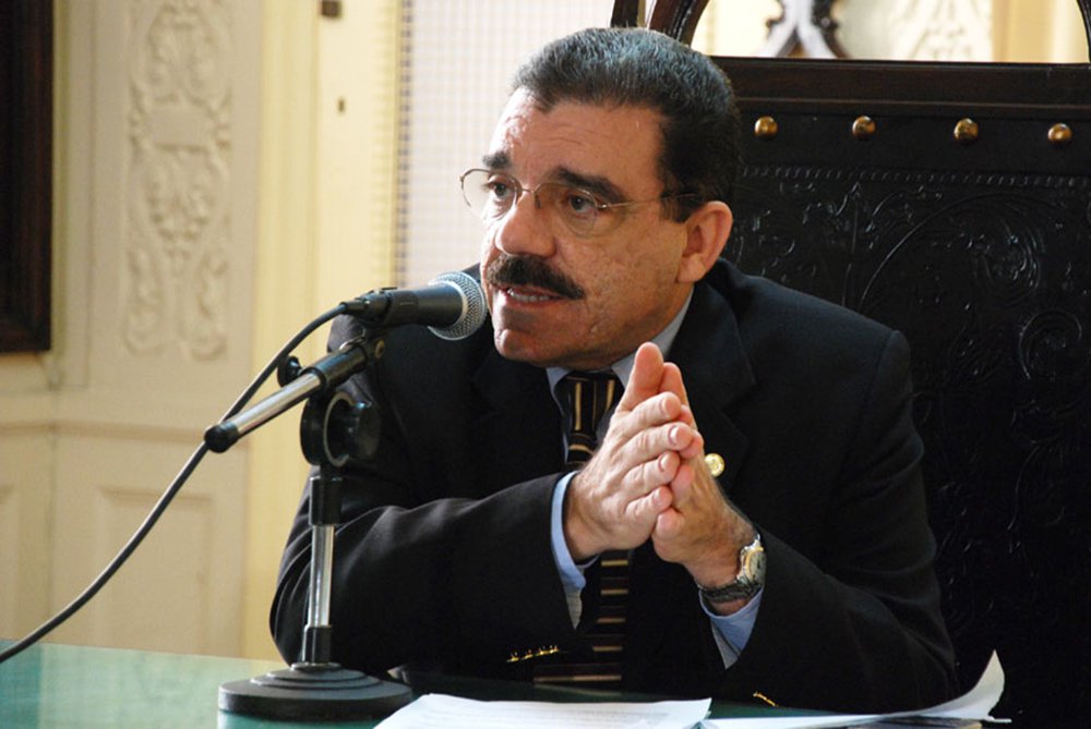 Vereador licenciado, o suplente Átila Nunes (RJ) assumiu o mandato de deputado federal no lugar de Ezequiel Teixeira (PMDB-RJ), nomeado secretário pelo governador do Rio, Luiz Fernando Pezão; cerimônia de posse ocorreu no gabinete do presidente da Câmara, Eduardo Cunha, após determinação do STF; Cunha havia se recusado a empossar Nunes em dezembro