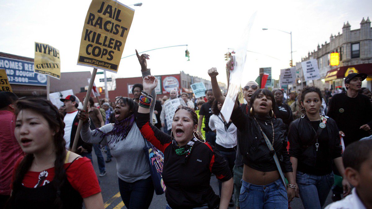 Polícia de Chicago (EUA) anunciou que vai abrir investigação sobre o caso de uma agente que matou uma mulher e o filho, ambos negros, durante intervenção por violência doméstica; policial disse ter atingido "acidental" e "tragicamente" a mulher, de 55 anos, e o seu filho, de 19; agente responsável pelos disparos fará trabalho administrativo durante 30 dias enquanto é feita a investigação sobre o incidente; polícia de Chicago tem sido condenada em outras ocasiões pelo uso excessivo da força