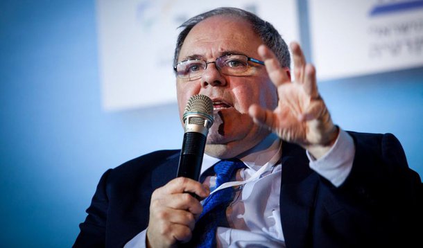 O governo israelense debaterá, nos próximos dias, medidas de represália à decisão do Brasil de postergar indefinidamente a aprovação do novo embaixador de Israel no país; a afirmação é do próprio nomeado para o cargo, Dani Dayan; o governo brasileiro ignora, desde agosto, a indicação do argentino naturalizado israelense principalmente pelo fato de ele ter presidido entre 2007 e 2013 o Conselho Yesha, que representa os 500 mil colonos israelenses em Jerusalém Oriental e na Cisjordânia, onde ele vive; o Brasil se opõe aos assentamentos, considerados ilegais por boa parte da comunidade internacional e a ONU