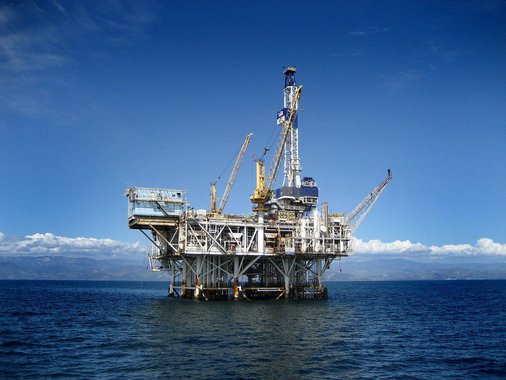 Com o barril custando cerca de 37 dólares, produtoras norte-americanas Chevron e ConocoPhillips publicaram os planos de corte no orçamento de 2016 por um trimestre; Royal Dutch Shell também anunciou mais 5 bilhões dólares em cortes, caso se consolide a aquisição da BG Group; "Esta será a primeira vez, desde a crise de preços do óleo de 1986, que veremos um declínio nos investimentos por dois anos consecutivos", disse o vice-presidente de Mercados de Petróleo e Gás da Rystad Energy, Bjoernar Tonhaugen
