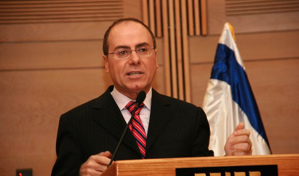 Vice-premiê de Israel, Silvan Shalom, renunciou ao cargo após o surgimento de denúncias de que teria assediado sexualmente diversas mulheres ao longo de sua carreira; "Eu decidi renunciar a meu cargo como ministro e membro do Knesset (parlamento israelense)", disse por meio de um comunicado, acrescentando que estava preocupado com os efeitos dos acontecimentos sobre sua família