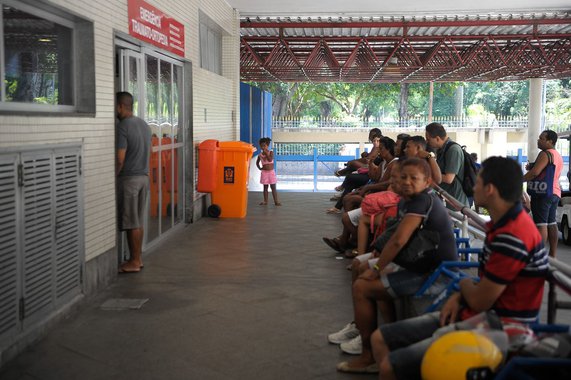 Após a decretação de estado de emergência e da oferta de ajuda federal e do município para a saúde, a rotina de atendimento nos hospitais do Rio começa a retornar à normalidade nesta sexta-feira; ao todo, a saúde do Rio de Janeiro vai receber, nas próximas semanas, R$ 100 milhões por meio de convênio firmado com a prefeitura da capital; R$ 135 milhões do Ministério da Saúde, divididos em três parcelas; e R$ 152 milhões de receita provenientes do Imposto sobre Circulação de Mercadorias e Serviços (ICMS)