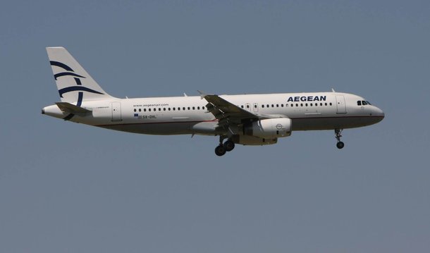 Autoridades palestinas exigiram nesta quarta-feira, 6, uma reação do governo da Grécia após dois passageiros, um árabe-israelense e um palestino, abandonarem um voo da companhia aérea grega Aegean a pedido de judeus israelenses que estavam a bordo; incidente ocorreu em voo de Atenas em direção a Tel Aviv; passageiros alegaram "preocupação com a segurança" do voo e pediram que os dois passageiros fossem expulsos da aeronave