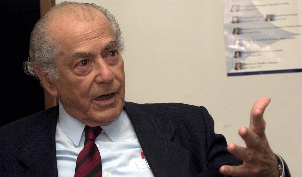 Presidente sancionou lei aprovada pelo Senado que inclui o político gaúcho Leonel Brizola no Livro dos Heróis da Pátria, que homenageia brasileiros que se destacaram na defesa e construção da história nacional; lei foi publicada nesta terça-feira 29 no Diário Oficial; o livro, com páginas de aço, fica exposto no Panteão da Pátria, na Praça dos Três Poderes, em Brasília