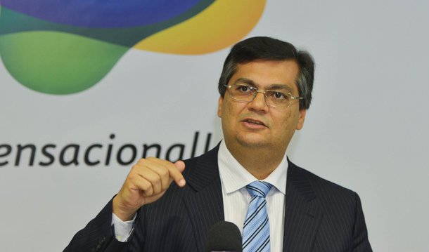O governador do Maranhão, Flávio Dino (PC do B), que é juiz, comentou sobre a decisão do Supremo Tribunal Federal (STF) que acatou vários itens de ação movida pelo PC do B em relação ao rito do processo de impeachment em tramitação na Câmara Federal; “No Supremo prevaleceram a Constituição e o bom senso. Golpe Nunca Mais", disse ele no Twitter; ”Fica evidente que impeachment golpista é caminho de divisão e conflagração do Brasil. O caminho certo é diálogo, responsabilidade e paz", avaliou