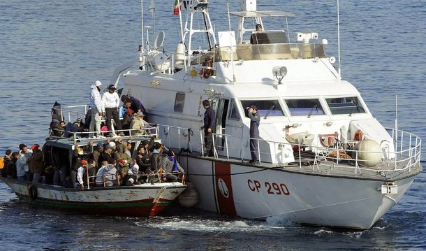 A Marinha  e a Guarda Costeira italianas resgataram, durante o fim de semana de Natal, mais de 4 mil migrantes no canal da Sicília, no Mediterrâneo; maioria dos migrantes era da África subsaariana, mas também existiam marroquinos, tunisinos e egípcios; nos últimos dois anos mais de 320 mil migrantes chegaram às costas italianas; no maior fluxo migratório desde a segunda Guerra, este ano cerca de um milhão de pessoas já desembarcou na Europa