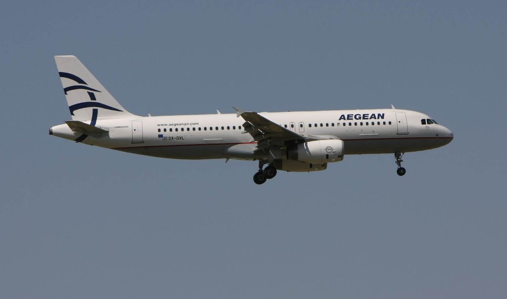 Autoridades palestinas exigiram nesta quarta-feira, 6, uma reação do governo da Grécia após dois passageiros, um árabe-israelense e um palestino, abandonarem um voo da companhia aérea grega Aegean a pedido de judeus israelenses que estavam a bordo; incidente ocorreu em voo de Atenas em direção a Tel Aviv; passageiros alegaram "preocupação com a segurança" do voo e pediram que os dois passageiros fossem expulsos da aeronave