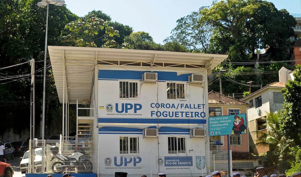 Foram soltos os oito policiais militares investigados por torturar com faca e isqueiro, roubar, ameaçar e humilhar quatro jovens entre 13 e 23 anos, em Santa Teresa, no centro do Rio de Janeiro; lotados na UPP da Coroa, Fallet e Fogueteiro, os PMs estiveram presos administrativamente por 72 horas e agora vão prestar serviço interno; o comando da corporação não divulgou a unidade para onde foram transferidos