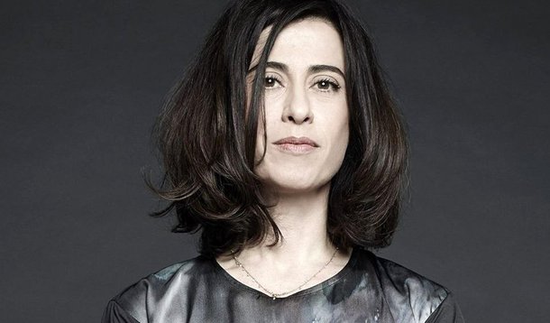 Atriz Fernanda Torres explica porque se posiciona contra o golpe ao governo Dilma Rousseff: “Sou contrária ao impeachment porque creio que ele livrará o PT da responsabilidade sobre a crise atual. Só atravessando a fase aguda da infecção, com todos os envolvidos presentes, ganharemos imunidade contra o populismo de esquerda e o oportunismo de direita”