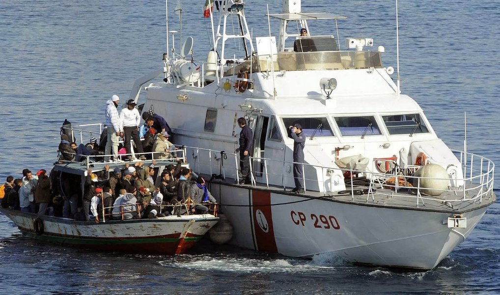 A Marinha  e a Guarda Costeira italianas resgataram, durante o fim de semana de Natal, mais de 4 mil migrantes no canal da Sicília, no Mediterrâneo; maioria dos migrantes era da África subsaariana, mas também existiam marroquinos, tunisinos e egípcios; nos últimos dois anos mais de 320 mil migrantes chegaram às costas italianas; no maior fluxo migratório desde a segunda Guerra, este ano cerca de um milhão de pessoas já desembarcou na Europa