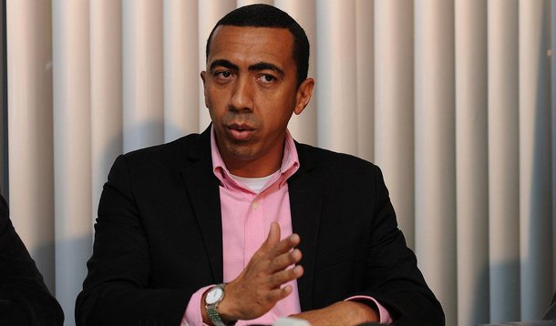 O vice-governador do Distrito Federal, Renato Santana (PSD), elogiou a conduta do chefe do executivo local, Rodrigo Rollemberg (PSB), na relação com a presidente Dilma, que enfrenta um processo de impeachment; o peessebista já se mostrou contrário à renúncia da presidente; "É um posicionamento do governador. Ele foi muito cauteloso e lúcido quando disse que tem campo apropriado para apurar aquilo que se coloca sob dúvida. Temos todas as esferas constituídas dos poderes para apurar cada coisa no seu campo. Não sou eu que vou chegar e determinar se é isso ou aquilo", afirmou Santana