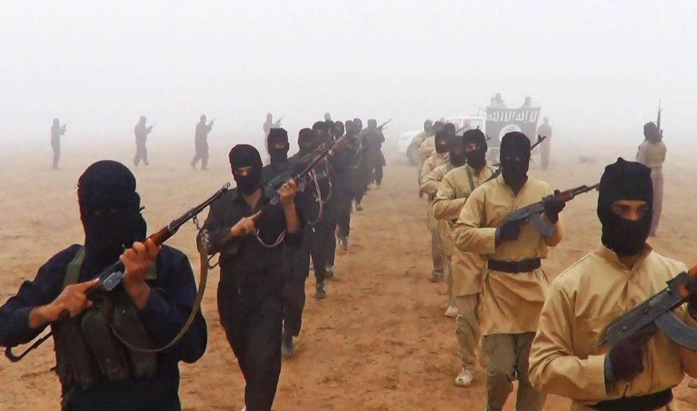 Coalizão liderada pelos Estados Unidos matou 10 líderes do Estado Islâmico com ataques aéreos específicos, entre eles indivíduos ligados aos atentados cometidos em Paris em novembro, disse um porta-voz da coalizão, Steve Warren, nesta terça-feira, 29; um dos mortos era Abdul Qader Hakim, que facilitou as operações externas dos militantes e tinha laços com a rede que cometeu os atentados na capital francesa, segundo Warren; ele foi morto na cidade de Mosul, no norte do Iraque, no dia 26