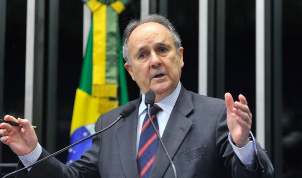 Senador Cristovam Buarque (PDT-DF) fez referência à atuação do presidente do PDT, Carlos Lupi, em promover a candidatura presidencial do ex-ministro Ciro Gomes sem a realização de prévias partidárias, o que foi crucial para o parlamentar decidir trocar de legenda; Cristovam afirmou que ainda não tomou uma decisão sobre quando e para qual legenda deve migrar; e criticou o PDT: "não está cumprindo o desafio de ter uma proposta alternativa, que o PSDB não está propondo"