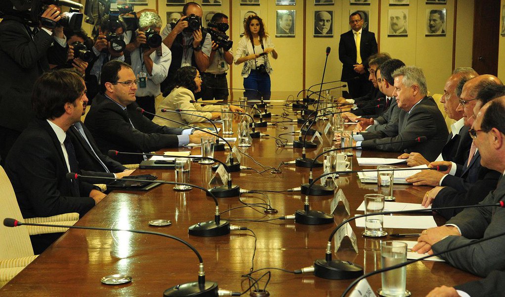 Uma lista com seis ações de curto prazo para ajudar os estados e o Distrito Federal a superarem a crise econômica nacional foi elaborada por governadores de nove estados e de Brasília; após se encontrarem na Residência Oficial de Águas Claras, o grupo apresentou as medias para o ministro da Fazenda, Nelson Barbosa; segundo o governador Rodrigo Rollemberg, a retomada das operações de crédito nos estados, que precisa de autorização do governo federal e encabeça as medidas, é necessária "para melhorar o ambiente econômico e recuperar a capacidade de investimentos"