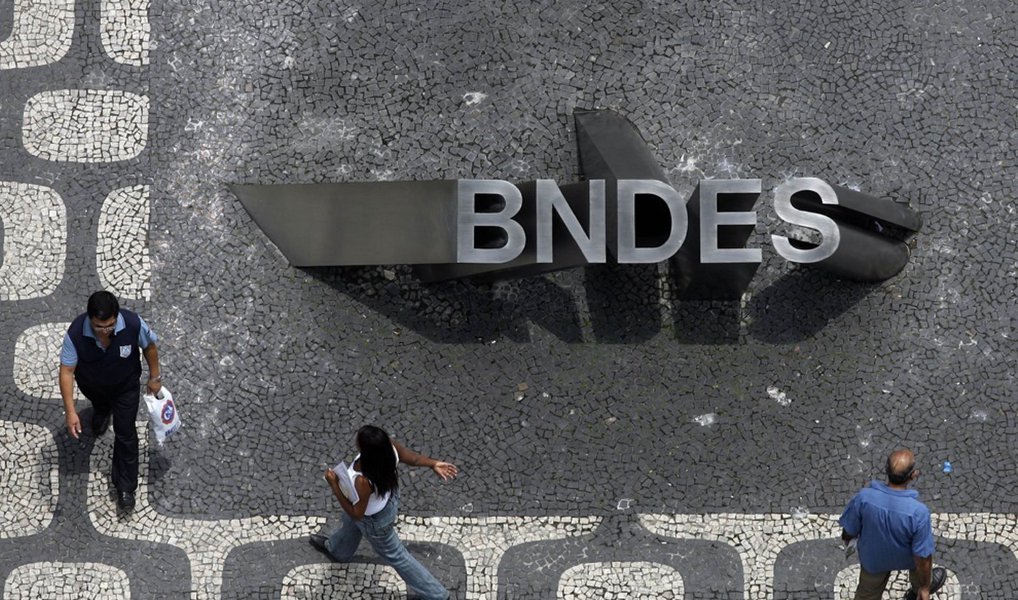 Novas condições para financiamentos do Finame (bens de capital, ônibus e caminhões) e Finame Agrícola, que passam a vigorar em janeiro, preveem a ampliação da participação do banco no apoio às micro, pequenas e médias empresas (MPMEs) e à aquisição de bens de capital eficientes de 70% para 80% do valor, financiado integralmente pela Taxa de Juros de Longo Prazo (TJLP); já para as grandes empresas, a participação do BNDES na aquisição de bens de capital aumentará de 50% para 70% do valor do bem