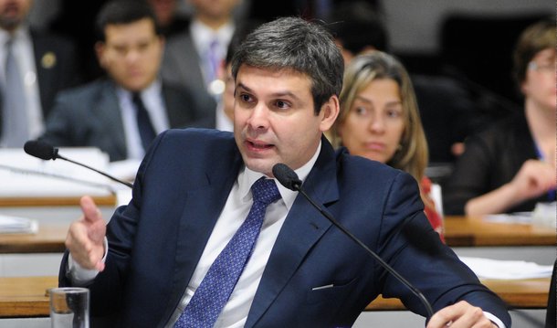 O senador Lindbergh Farias (PT/RJ) disse que tem muita esperança que o novo ministro Nelson Barbosa, da Fazenda, "mude a política econômica"; "A grande questão no Brasil, hoje, não é fazer ou deixar de fazer um ajuste fiscal. É colocar o Brasil para crescer, proteger os empregos. Eu sempre fui muito crítico ao ministro Joaquim Levy porque eu sabia que esses ajustes fiscais, feitos dessa forma, levavam à recessão econômica. E o pior é que, aqui no Brasil, fizemos ajuste e ao mesmo tempo aumentamos a taxa de juros. Era um caminho que não tinha como dar certo", disse