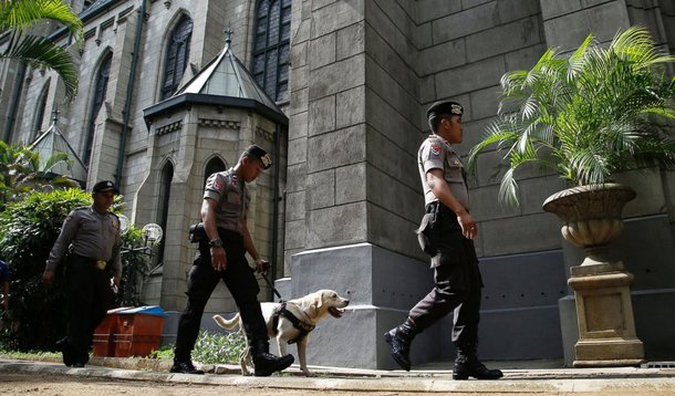 Dois homens, incluindo um indivíduo da minoria muçulmana uigur, foram detidos na Indonésia por alegadamente estarem envolvidos em um plano para concluir um atentado em Jacarta no Ano- Novo; a polícia deteve um indonésio, chamado Arif Hodayatullah, perto da capital por conduzir um carro sem placa, e descobriu diversos livros com instruções para fazer bombas no interior do veículo
 