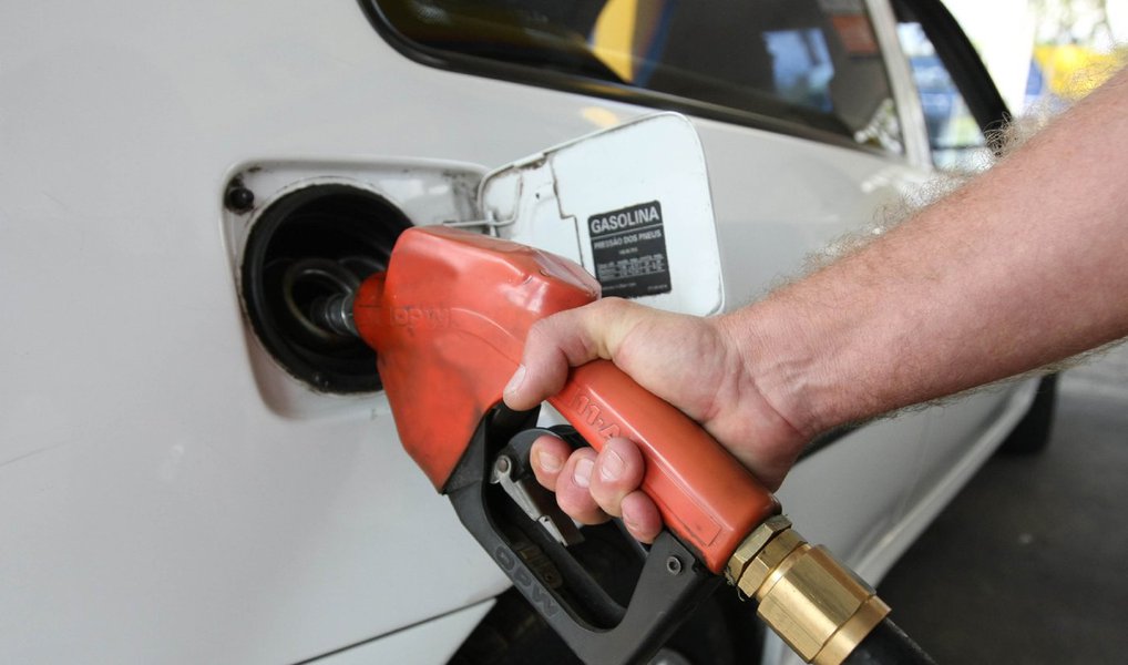 Postos de combustível em todo o Distrito Federal aumentaram o preço da gasolina nesta quinta-feira (7); em alguns locais, o combustível passou a custar R$ 3,97, o que representa R$ 0,20 a mais do que o preço médio apontado pela Agência Nacional do Petróleo (ANP) na semana passada; de acordo com o Sindicombustíveis, o aumento tem como objetivo compensar o reajuste do ICMS que incide sobre o combustível; a Câmara Legislativa havia aprovado o aumento de impostos sobre o preço da gasolina, e o ICMS taxado sobre o combustível subiu de 25% para 28%
